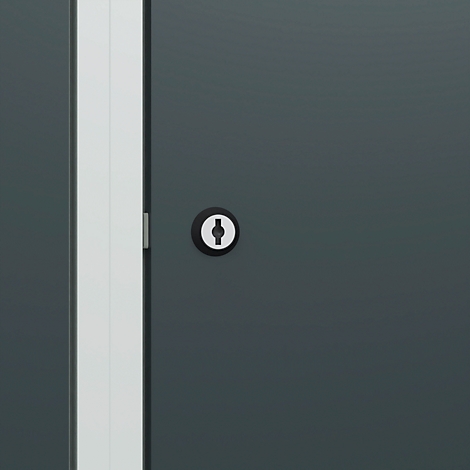 Gros plan sur une porte grise avec une serrure ronde et un cadre blanc. La porte a une finition mate.