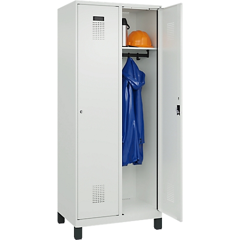 Un casier blanc avec une porte ouverte. Dans un compartiment, une veste de pluie bleue et un casque sont suspendus à une étagère. Une gourde est sur l'étagère.
