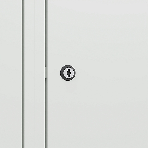 Gros plan d'une serrure sur une porte blanche.