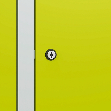 Gros plan sur une porte d'armoire jaune avec une serrure. À droite se trouve une serrure ronde avec un intérieur blanc.