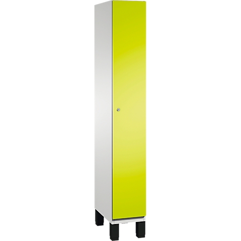 Un meuble blanc et jaune. Le meuble a une porte jaune, des pieds noirs et une poignée de porte argentée.
