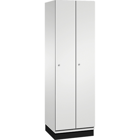 Armoire blanche à deux portes. Les portes ont des poignées argentées et reposent sur une base noire.