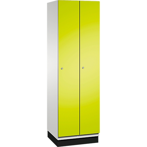 Une armoire avec deux portes vert citron. Le corps est blanc, la base noire.
