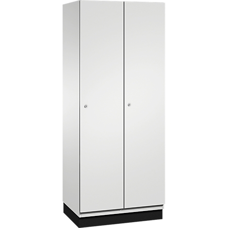 Armoire blanche à deux portes. Encadrements et poignées de porte gris. Socle noir.