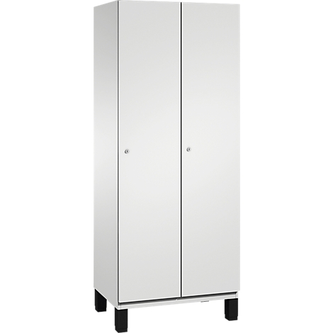 Armoire blanche à deux portes et pieds noirs. Design subtil, minimaliste.