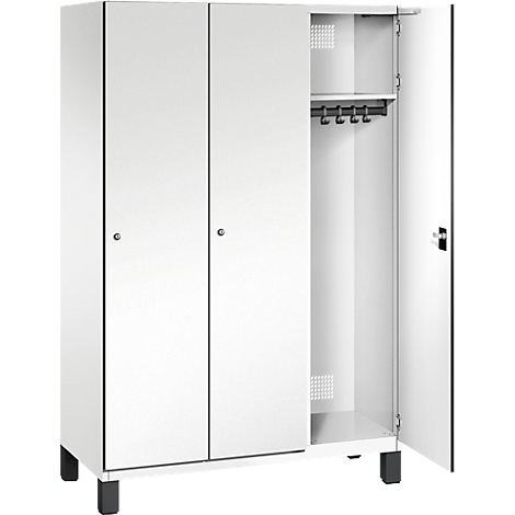 Armoire blanche avec trois portes, dont une ouverte. A l'intérieur, il y a des crochets pour vêtements et une étagère.