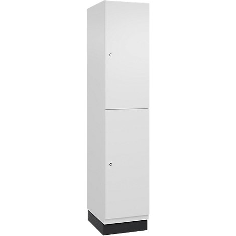 Armoire blanche à deux portes, poignées en métal et socle noir.