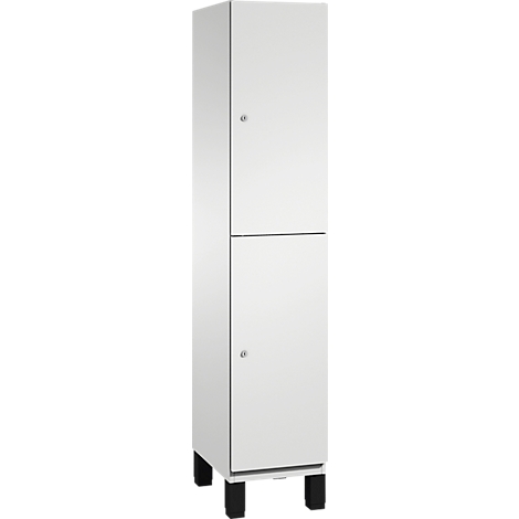 Armoire blanche haute avec deux portes, sur pieds noirs.