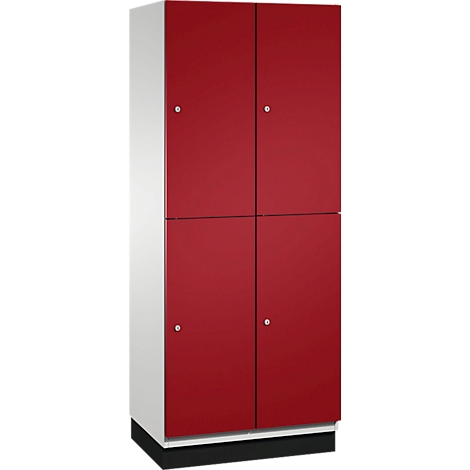 Armoire à quatre portes rouges et poignées argentées.
