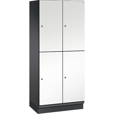 Armoire à quatre portes. Portes blanches, cadre foncé, boutons argentés.
