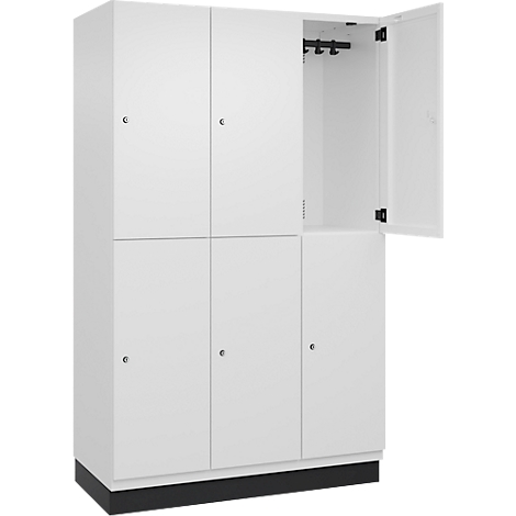 Armoire blanche à six portes, une porte ouverte. Poignées sombres et socle noir.