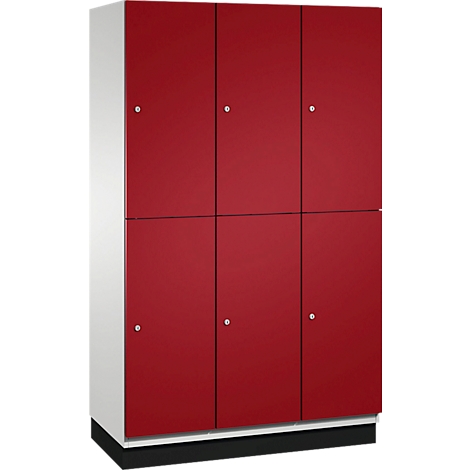 Armoire rouge avec six portes, poignées argentées et cadre blanc. Elle repose sur une base noire.
