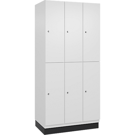 Armoire blanche avec six portes, chacune avec un petit bouton. Socle noir.