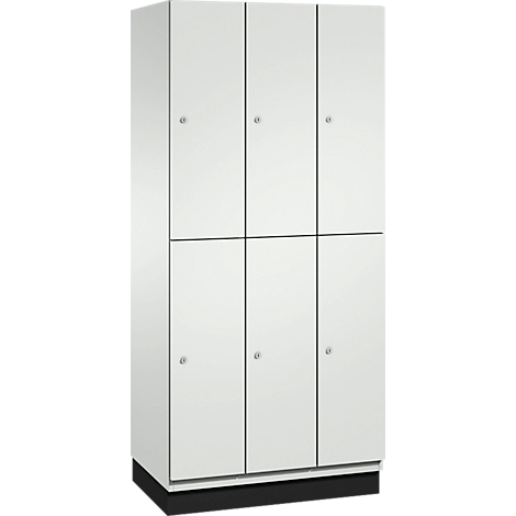 Armoire blanche avec six portes et des boutons argentés. Socle noir.