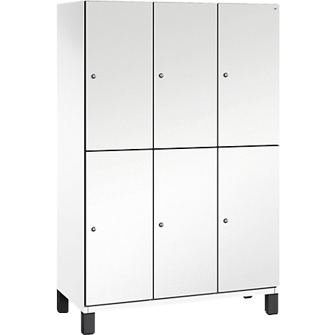 Armoire blanche avec six portes et des poignées noires. L'armoire repose sur des pieds noirs.