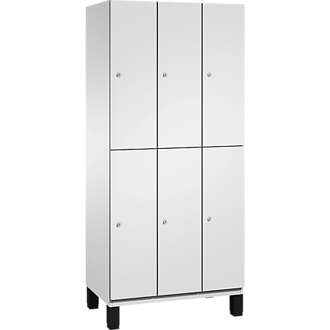 Armoire blanche à six portes. Poignées grises et pieds noirs.