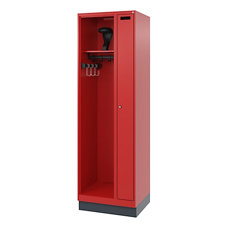 Armoire rouge avec des cintres et une étagère. Un sèche-cheveux est sur l'étagère.
