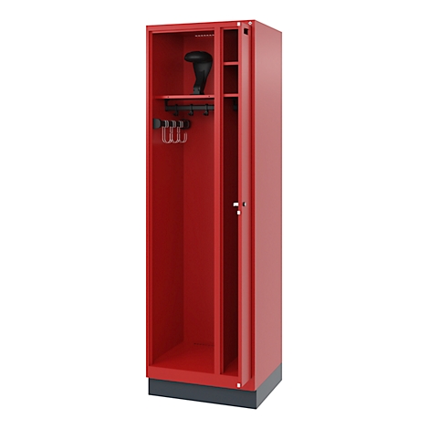 Casier rouge sur fond blanc. Ouvert avec des patères et une étagère. Poignée noire sur la serrure.