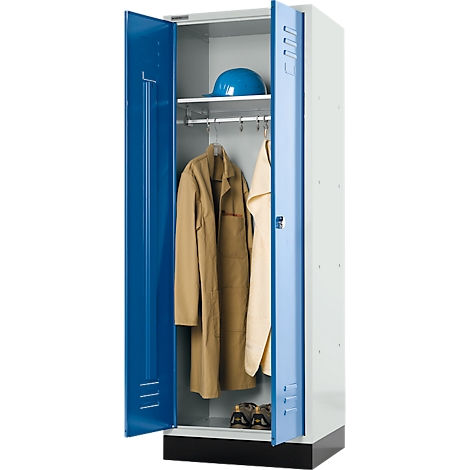 Casier ouvert avec portes bleues, vêtements et casque.