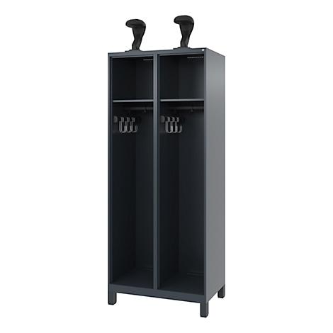 Casier gris à deux compartiments, deux casques noirs au-dessus. A l'intérieur du meuble, il y a des barres pour cintres.