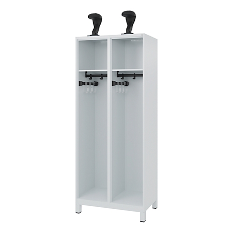 Armoire blanche à deux compartiments, tringles à vêtements et crochets. Deux décorations noires sont posées sur le dessus.