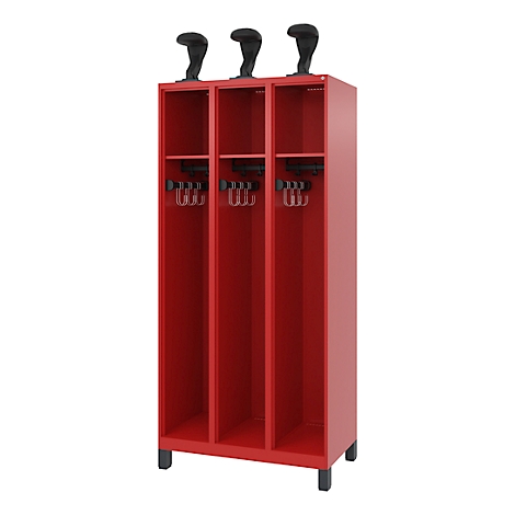 Casier rouge à trois compartiments. Chaque compartiment dispose d'un porte-chapeau, de cintres et d'un bouton noir.
