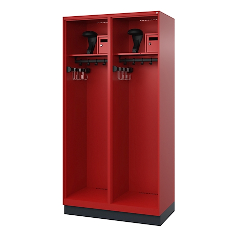 Un casier rouge à deux compartiments, des porte-manteaux et des supports noirs.