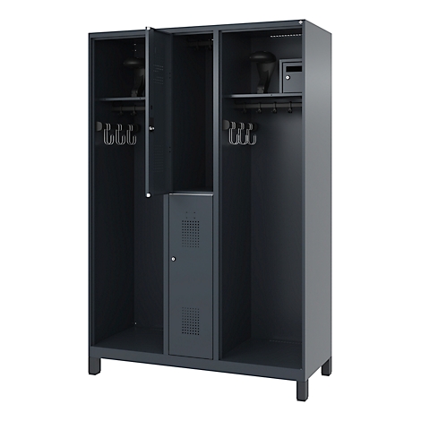 Armoire en acier gris en trois parties avec crochets, étagères et compartiment central ouvert avec porte.
