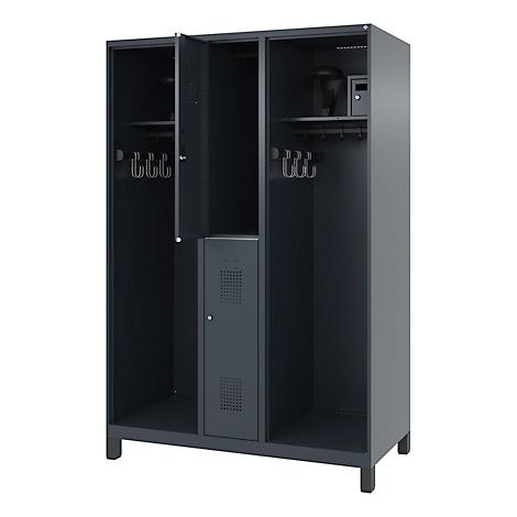 Une armoire en acier gris en trois parties avec des portes ouvertes, des barres à crochets et un petit coffre-fort.