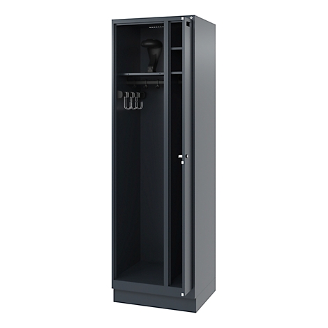 Casier métallique foncé avec porte ouverte ; porte-manteaux, étagère à chapeaux avec chapeau.