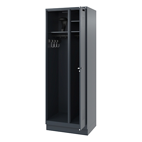 Une armoire grise et haute avec une porte ouverte. À l'intérieur se trouvent des étagères et des cintres.