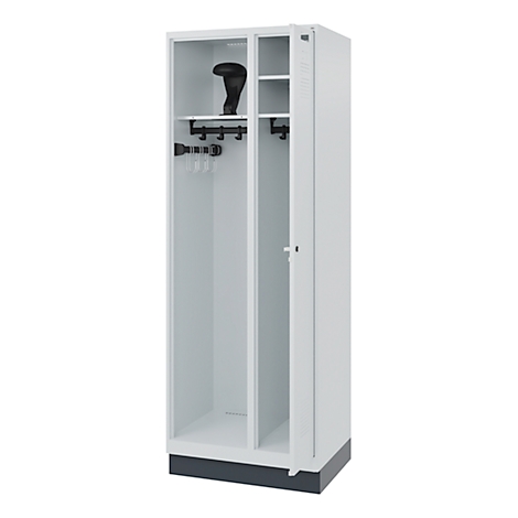 Armoire en acier blanche avec porte ouverte, étagères, crochets et une chaussure.