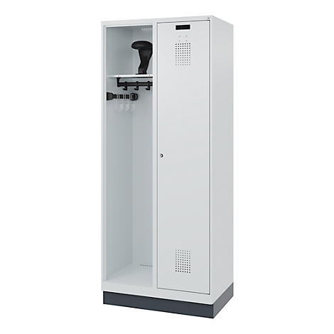 Armoire en acier blanc, partiellement ouverte, avec une tringle à vêtements et une étagère. Socle gris.