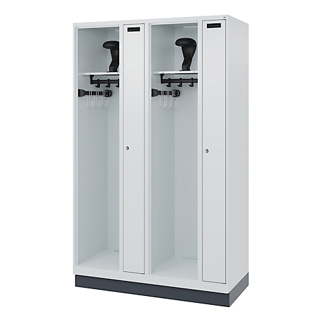 Un casier blanc à quatre compartiments. Deux compartiments sont ouverts et contiennent un casque, une étagère et des cintres. Les portes restantes sont fermées.