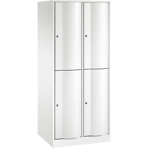 Armoire blanche à quatre portes, formes légèrement arrondies. Les portes sont chacune équipées d'un verrou tournant argenté.