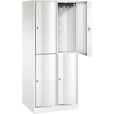 Casier blanc avec porte ouverte. Cintres en haut, plusieurs compartiments avec portes arrondies en dessous.