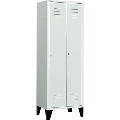Armoire blanche à deux portes. Fentes d'aération, serrures et pieds noirs.