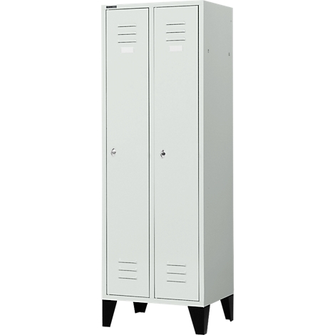 Un casier en acier blanc avec deux portes, avec des pieds noirs, des fentes d'aération et des trous de serrure.