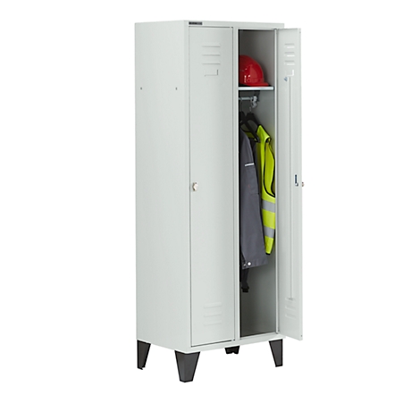 Vestiaire en acier gris clair, un compartiment ouvert, avec casque, veste et gilet. Sur pieds noirs.