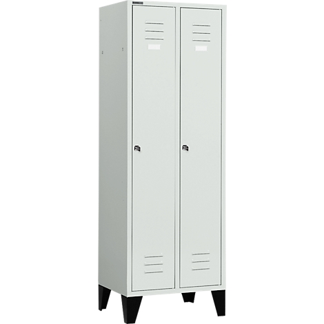 Une armoire blanche à deux portes, des fentes d'aération et des pieds noirs. Chaque porte a une clé.