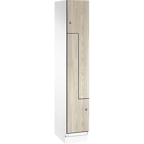 Armoire avec corps blanc et façade aspect bois brun clair. Garnitures argentées. Vue d'ensemble.