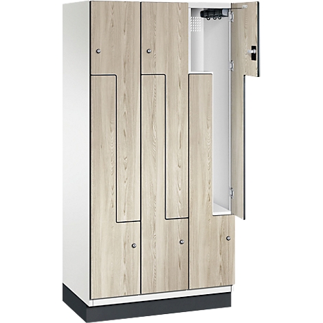 Un casier à l'aspect bois, une porte est ouverte.