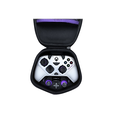 Ein weißer Xbox-Controller in einer schwarzen Tragetasche mit lila Akzenten. Der Controller trägt die Aufschrift "GAMBIT".