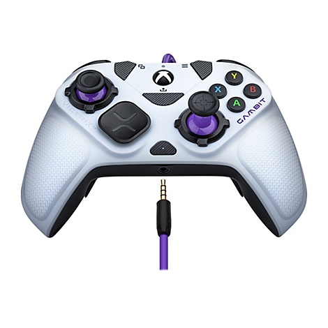 Weiß-grauer Gamecontroller mit lila Akzenten und einem Kabel mit Klinkenstecker. Auf dem Controller sind verschiedene Tasten und Logos sichtbar.