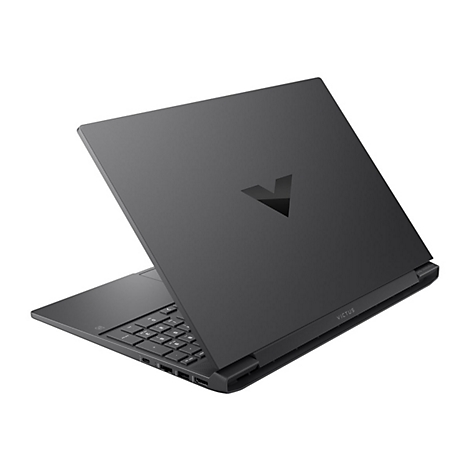 Dunkelgrauer Laptop, geöffnet, zeigt Tastatur. Auf dem Deckel das Victus Logo. Am Rahmen steht "VICTUS".