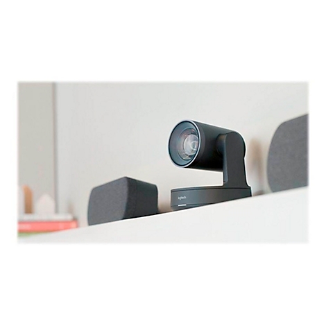 Schwarze Videokonferenzkamera auf weißem Regal. Auf dem Kameragehäuse steht „Logitech“.