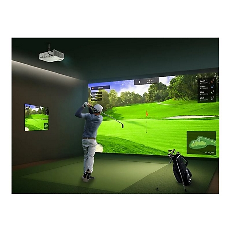Un homme balance un club de golf dans un simulateur de golf. Pelouse verte sur grand écran, plus d'informations sur petit écran sur le mur.