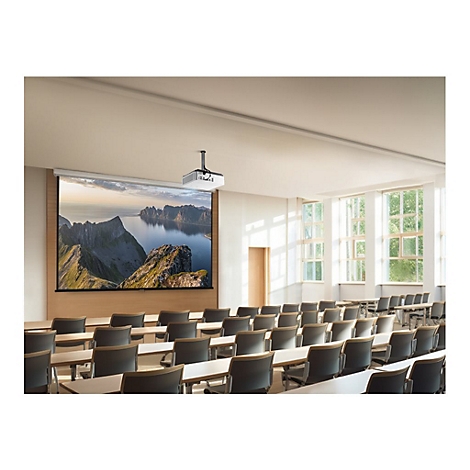 Projektor in einem Hörsaal, der ein Landschaftsbild an die Wand projiziert. Graue Stühle sind vor den Tischen aufgereiht.