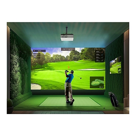 Ein Mann schwingt einen Golfschläger in einem Golfsimulator. Der Bildschirm zeigt einen Golfplatz.