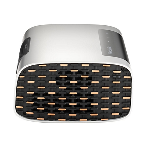 Hellgrauer Projektor mit schwarzem Gitter und orangefarbenen Akzenten. Oben: ViewSonic-Logo, Lautstärkeknöpfe. Unten: Ein-/Ausschalter.